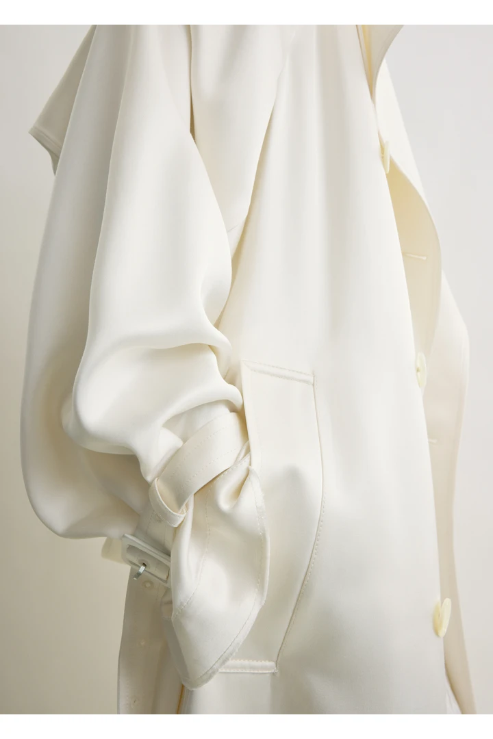 TOTEME 드레이프 새틴 트렌치 오프 화이트의 오프 화이트컬러 5번쨰 이미지입니다.