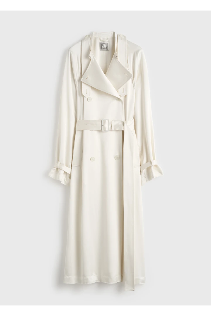 TOTEME 드레이프 새틴 트렌치 오프 화이트의 오프 화이트컬러 6번쨰 이미지입니다.