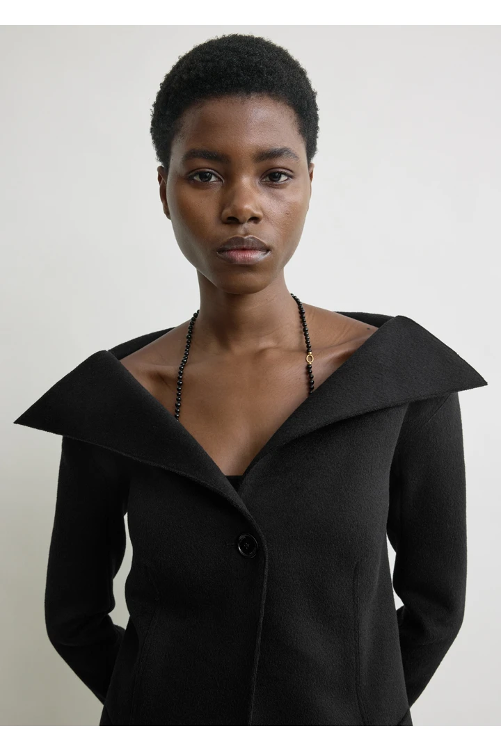 TOTEME 오픈 칼라 울 재킷 블랙의 블랙컬러 3번쨰 이미지입니다.