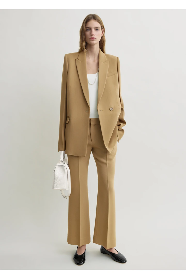 TOTEME 슬림 테일러드 블레이저 베이지의 베이지컬러 4번쨰 이미지입니다.