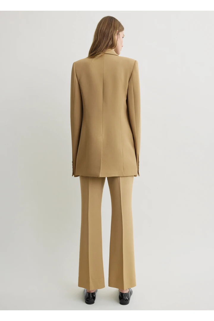 TOTEME 슬림 테일러드 블레이저 베이지의 베이지컬러 1번쨰 이미지입니다.