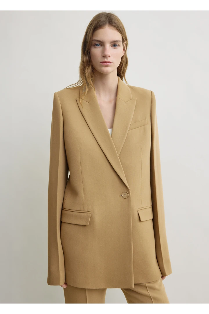 TOTEME 슬림 테일러드 블레이저 베이지의 베이지컬러 2번쨰 이미지입니다.