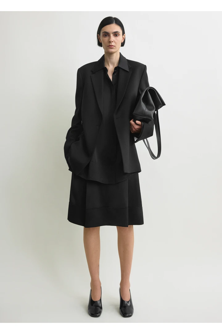 TOTEME 롱 박시 블레이저 블랙의 블랙컬러 1번쨰 이미지입니다.