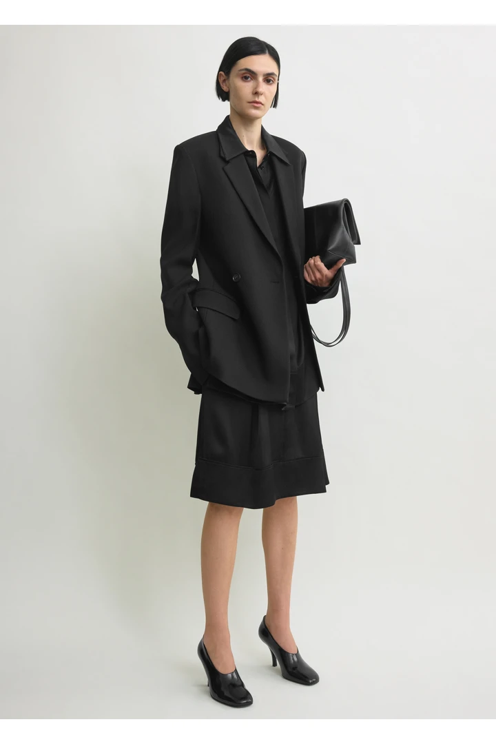 TOTEME 롱 박시 블레이저 블랙의 블랙컬러 2번쨰 이미지입니다.