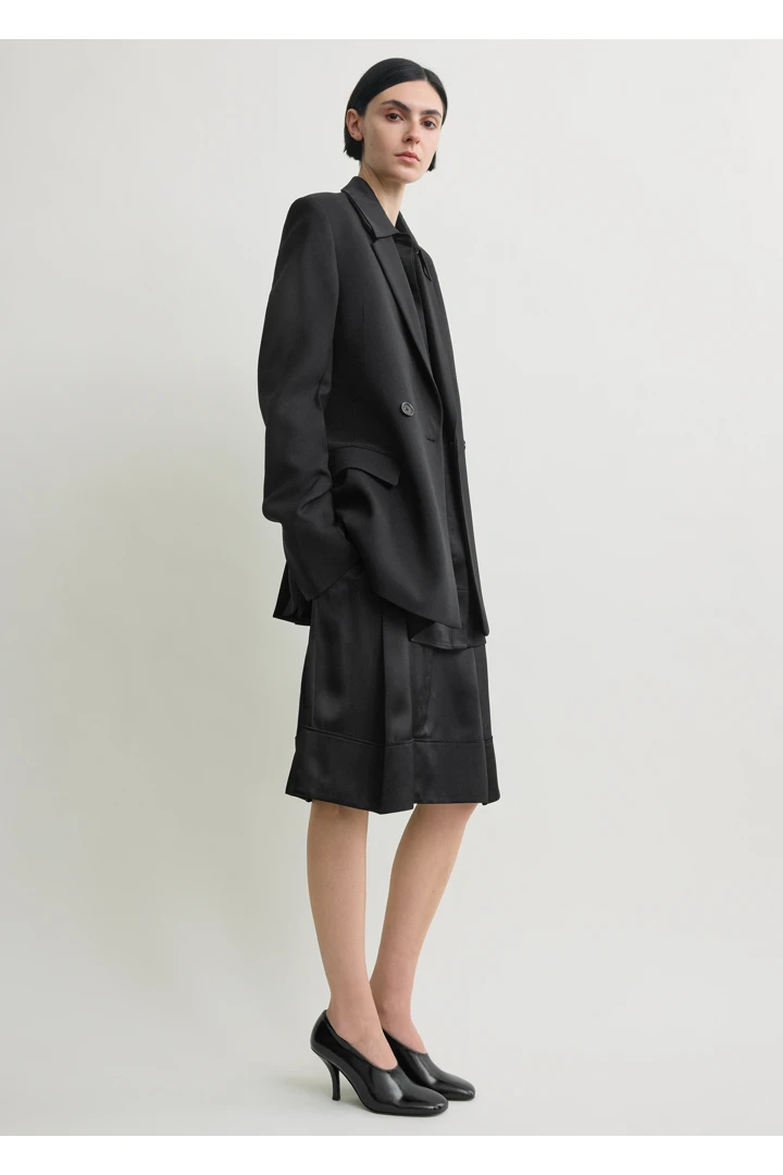 TOTEME 롱 박시 블레이저 블랙의 블랙컬러 3번쨰 이미지입니다.