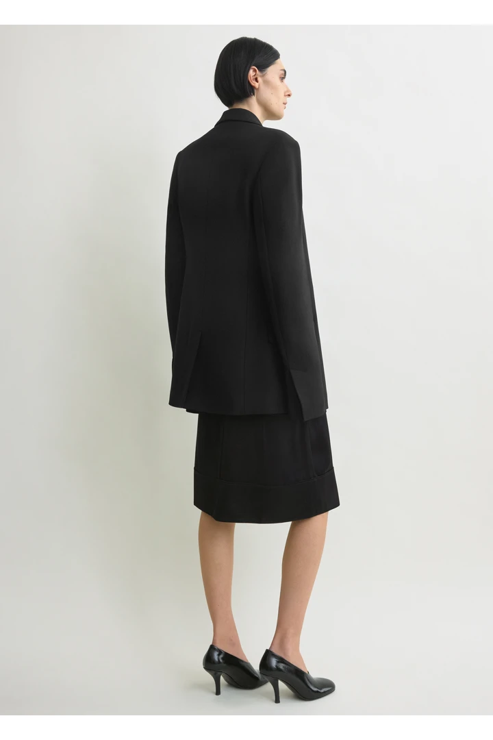TOTEME 롱 박시 블레이저 블랙의 블랙컬러 4번쨰 이미지입니다.