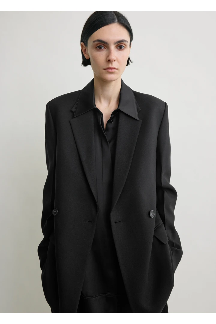 TOTEME 롱 박시 블레이저 블랙의 블랙컬러 5번쨰 이미지입니다.