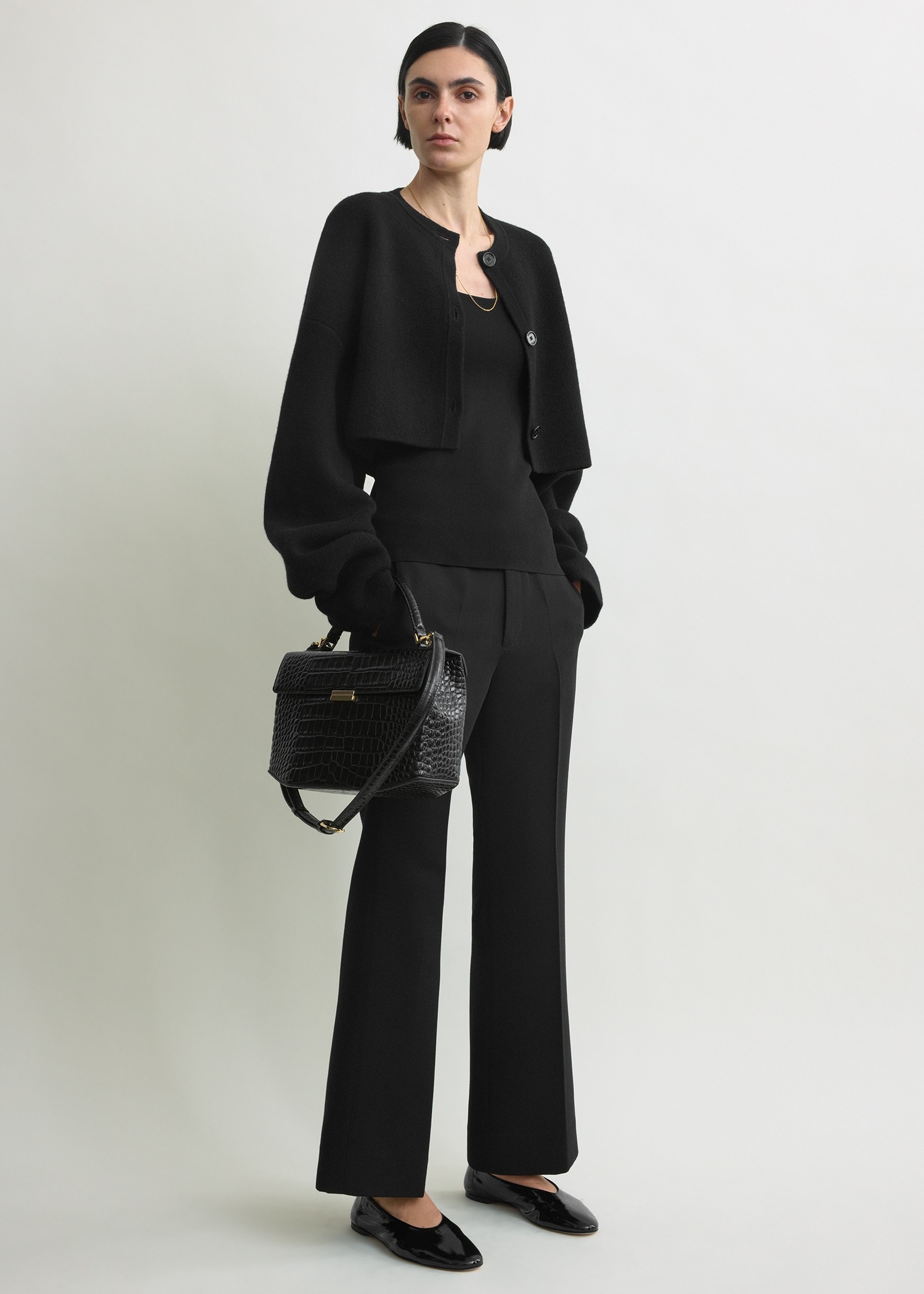 TOTEME 크롭 오버사이즈 가디건 블랙의 블랙컬러 0번쨰 이미지입니다.