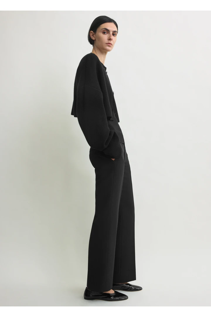 TOTEME 크롭 오버사이즈 가디건 블랙의 블랙컬러 1번쨰 이미지입니다.