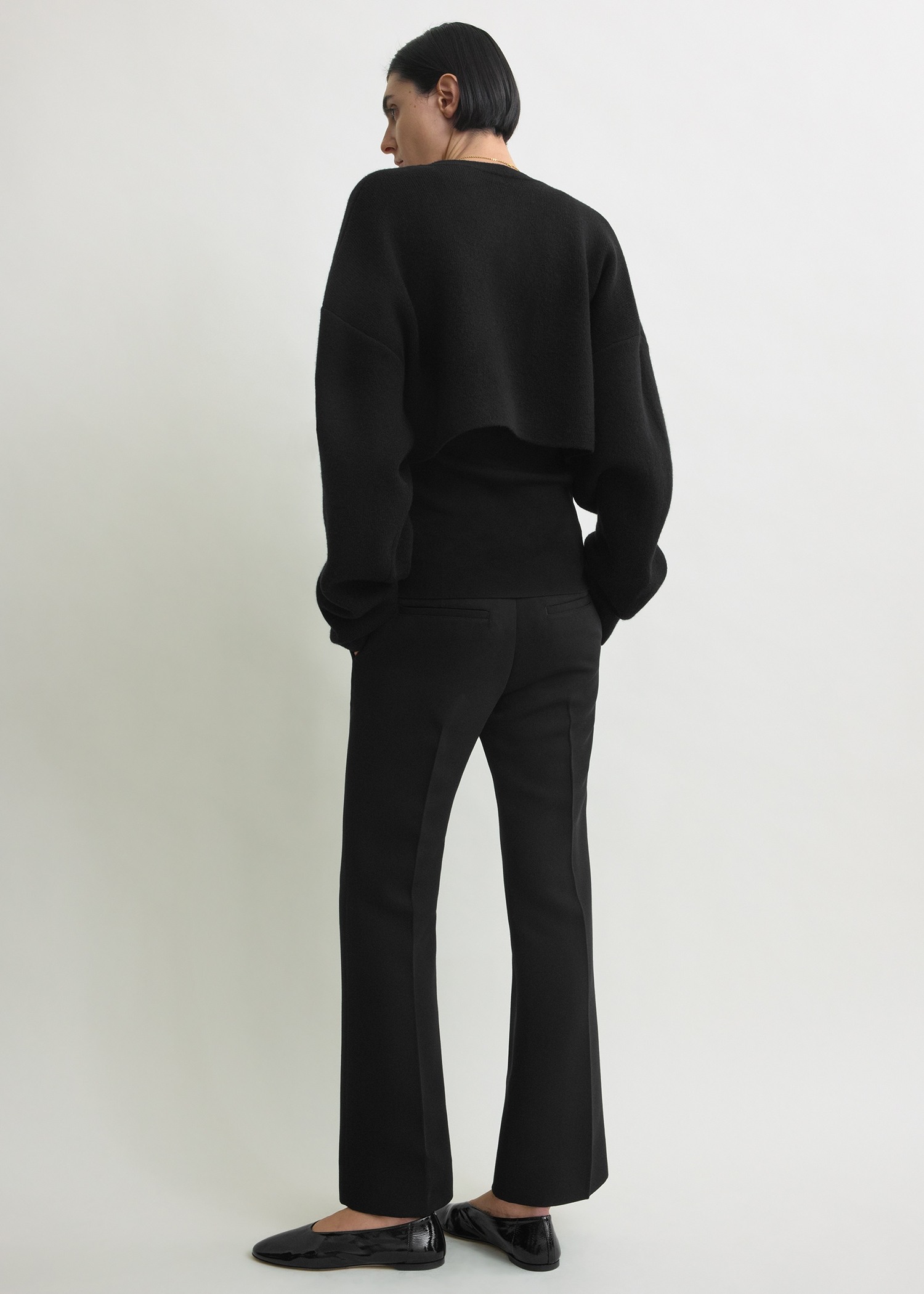 TOTEME 크롭 오버사이즈 가디건 블랙의 블랙컬러 2번쨰 이미지입니다.