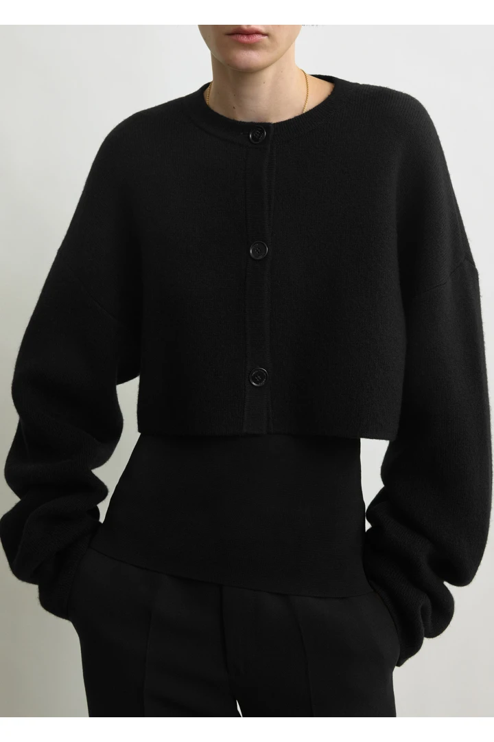 TOTEME 크롭 오버사이즈 가디건 블랙의 블랙컬러 3번쨰 이미지입니다.