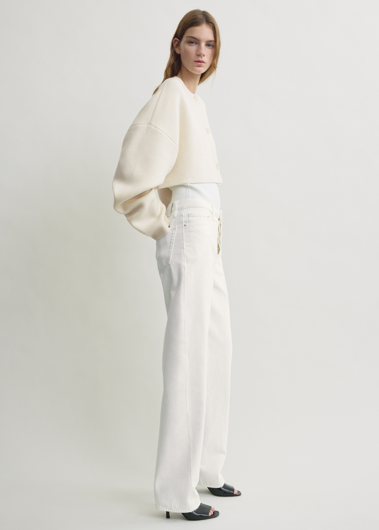 TOTEME 크롭 오버사이즈 가디건 밀크의 밀크컬러 1번쨰 이미지입니다.