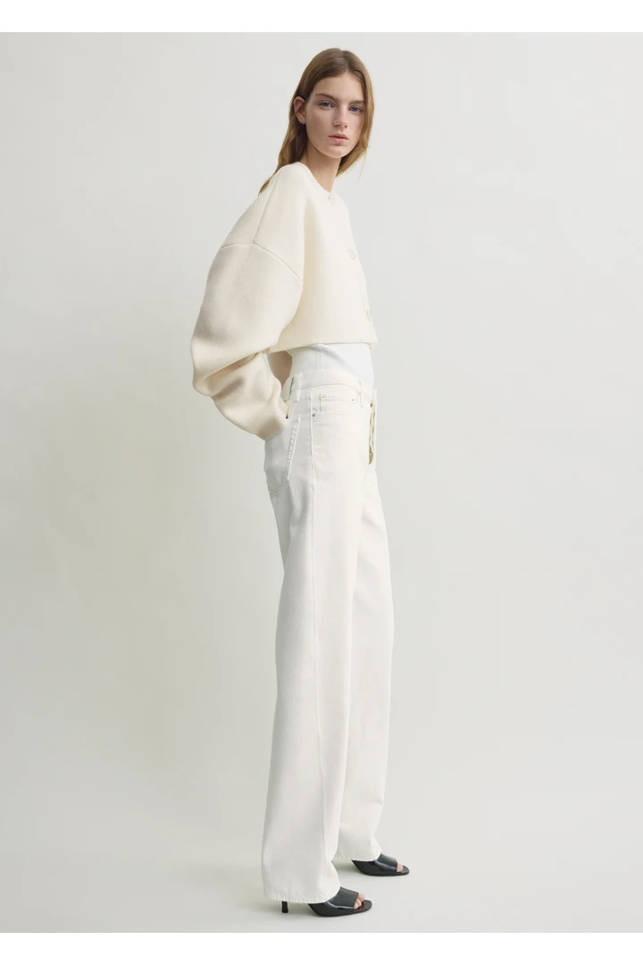 TOTEME 크롭 오버사이즈 가디건 밀크의 밀크컬러 1번쨰 이미지입니다.