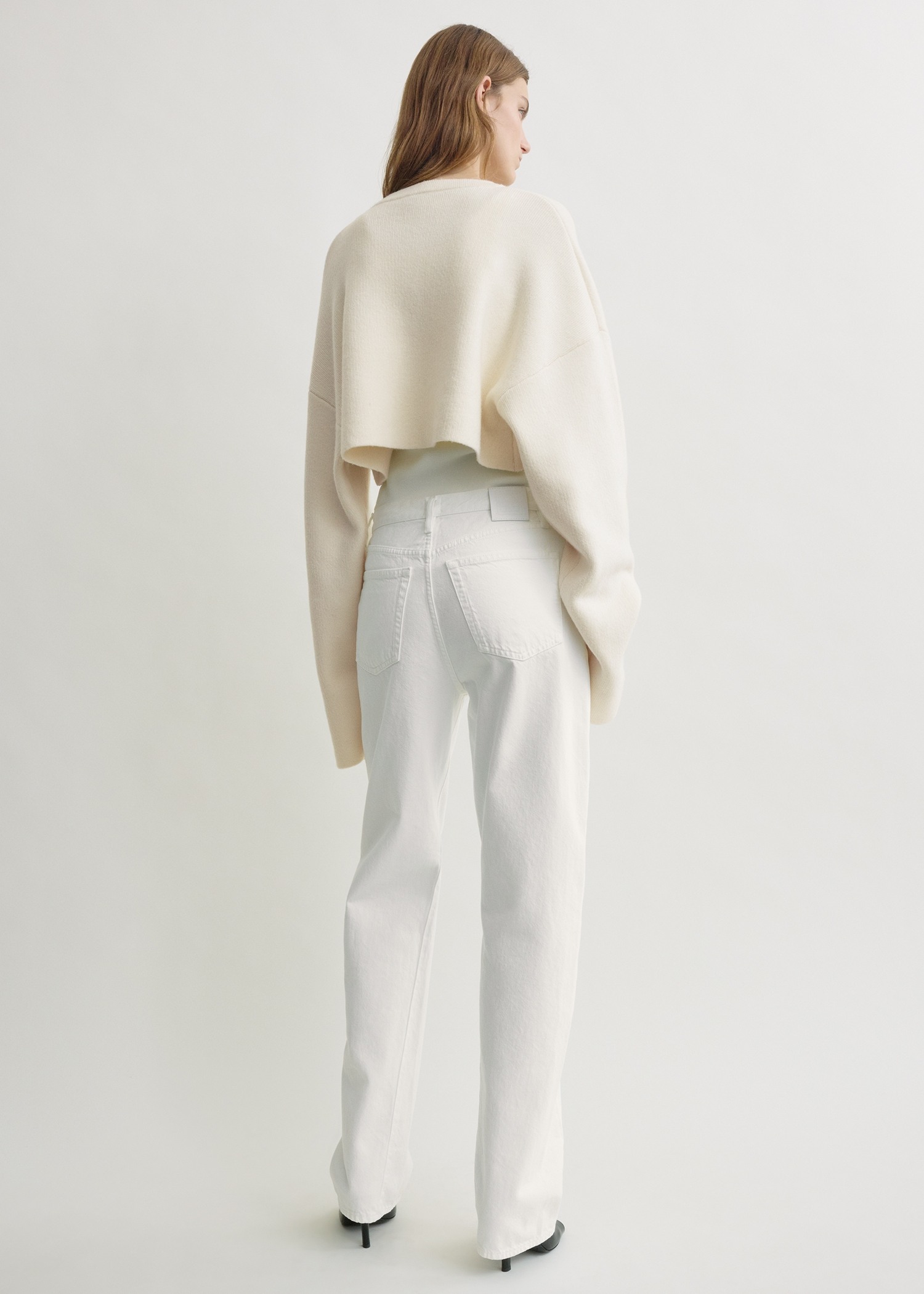 TOTEME 크롭 오버사이즈 가디건 밀크의 밀크컬러 2번쨰 이미지입니다.
