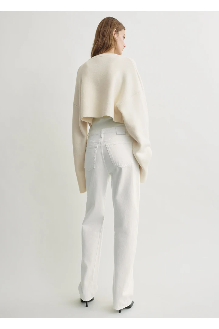 TOTEME 크롭 오버사이즈 가디건 밀크의 밀크컬러 2번쨰 이미지입니다.