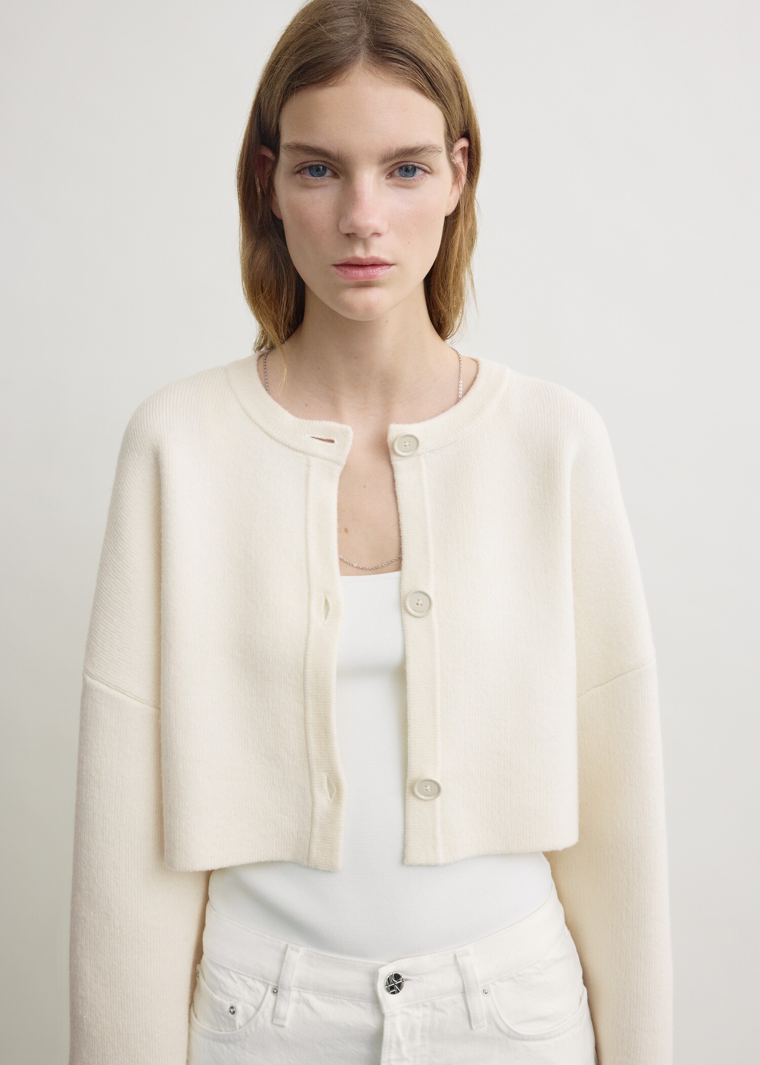 TOTEME 크롭 오버사이즈 가디건 밀크의 밀크컬러 3번쨰 이미지입니다.