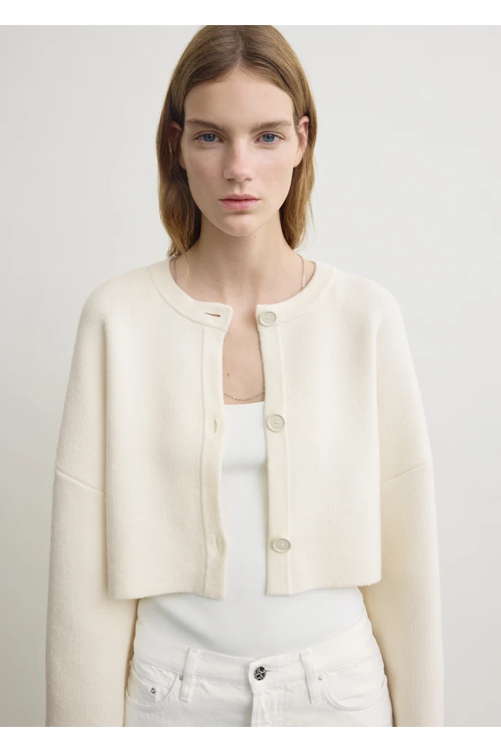 TOTEME 크롭 오버사이즈 가디건 밀크의 밀크컬러 3번쨰 이미지입니다.