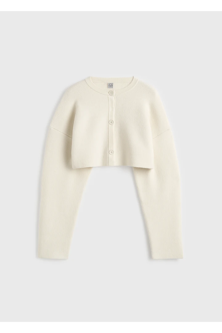 TOTEME 크롭 오버사이즈 가디건 밀크의 밀크컬러 4번쨰 이미지입니다.