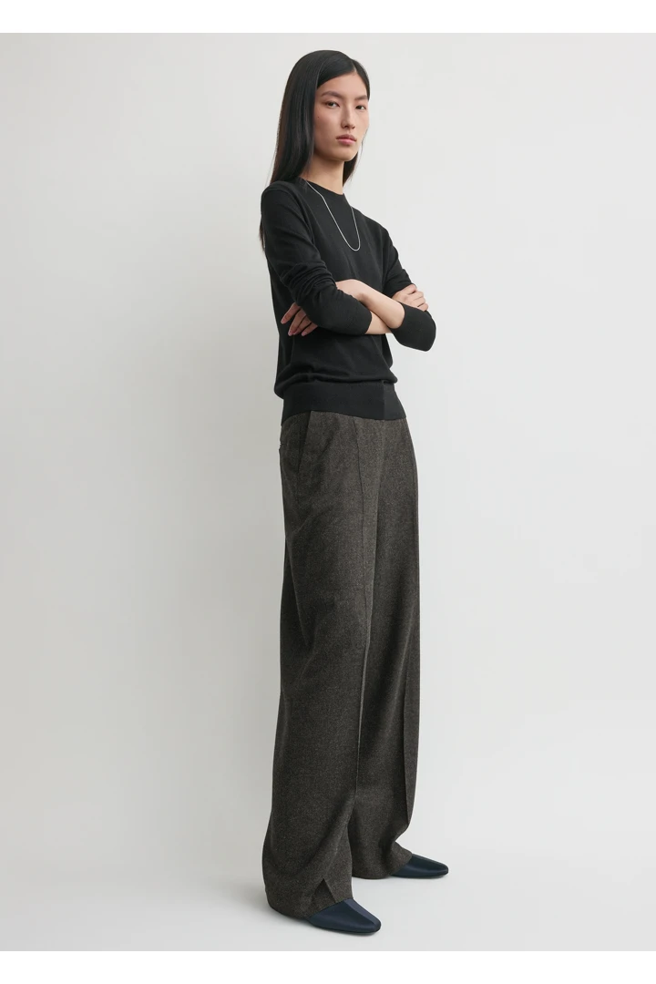 TOTEME 와이드 플란넬 트라우저 차콜의 차콜컬러 1번쨰 이미지입니다.