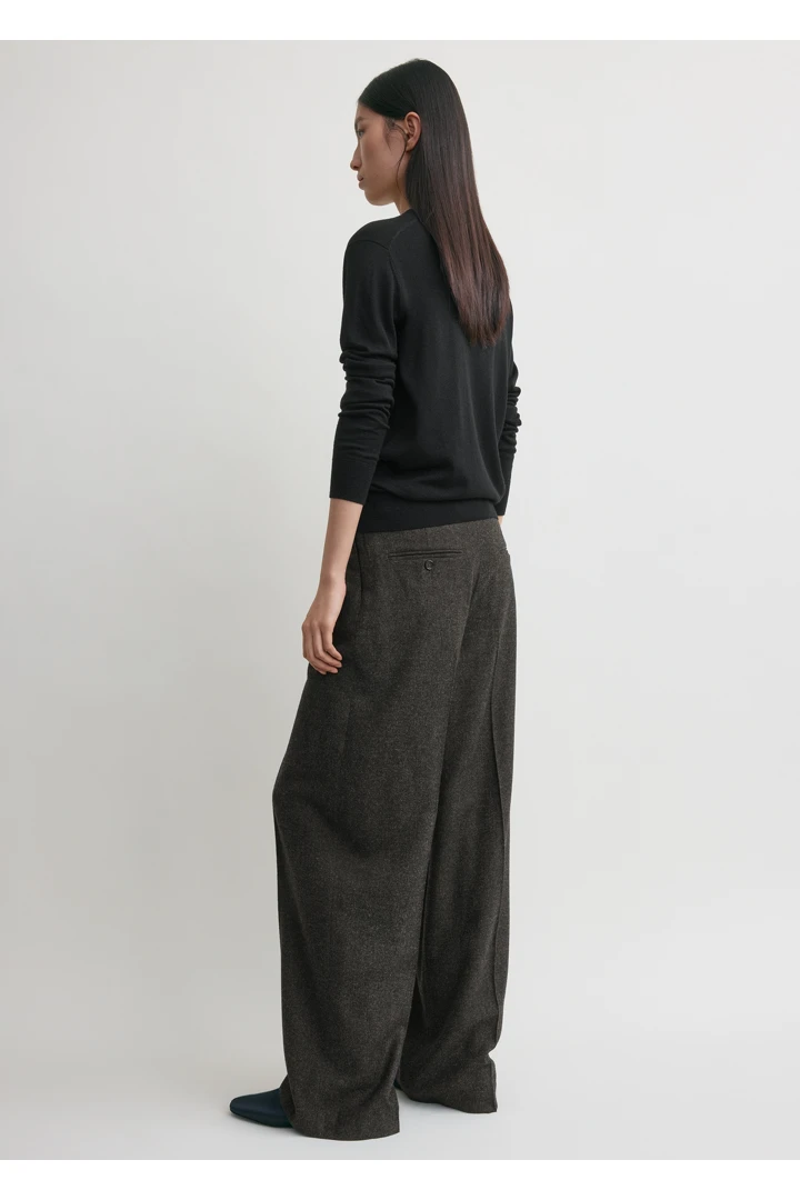 TOTEME 와이드 플란넬 트라우저 차콜의 차콜컬러 2번쨰 이미지입니다.