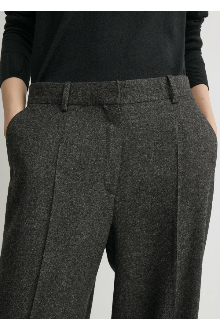 TOTEME 와이드 플란넬 트라우저 차콜의 차콜컬러 4번쨰 이미지입니다.