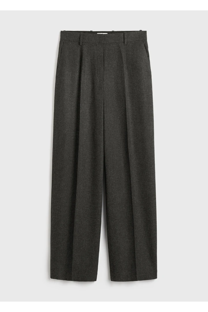 TOTEME 와이드 플란넬 트라우저 차콜의 차콜컬러 5번쨰 이미지입니다.