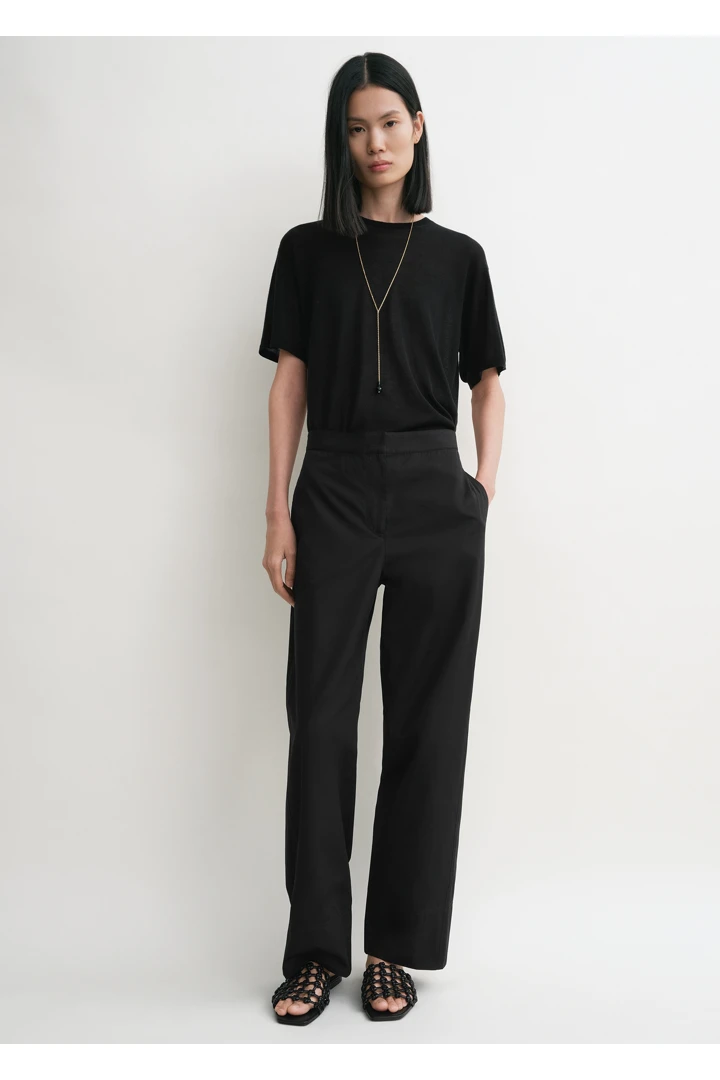 TOTEME 트위스트 심 트라우저 블랙의 블랙컬러 1번쨰 이미지입니다.