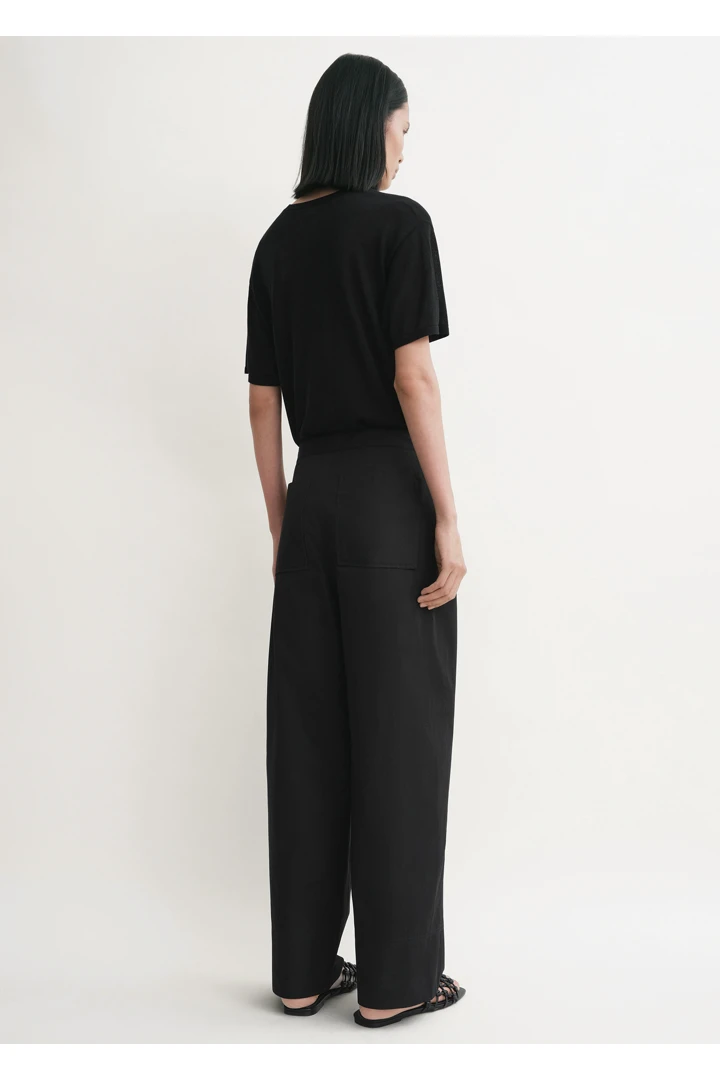 TOTEME 트위스트 심 트라우저 블랙의 블랙컬러 2번쨰 이미지입니다.