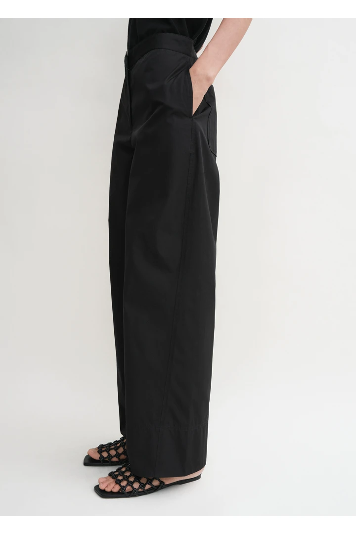 TOTEME 트위스트 심 트라우저 블랙의 블랙컬러 3번쨰 이미지입니다.