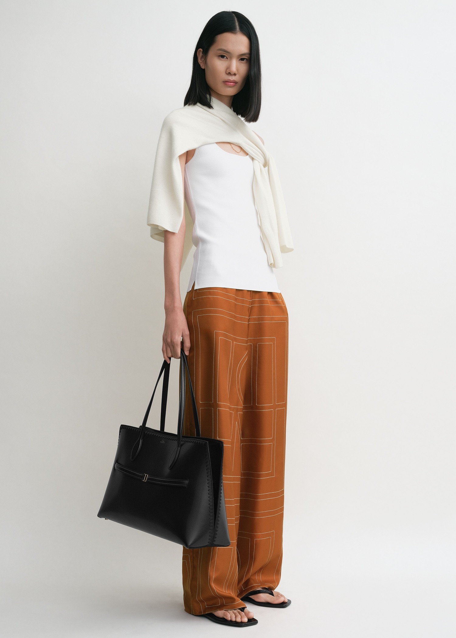 TOTEME 모노그램 실크 PJ 바텀 테라코타의 테라코타컬러 0번쨰 이미지입니다.