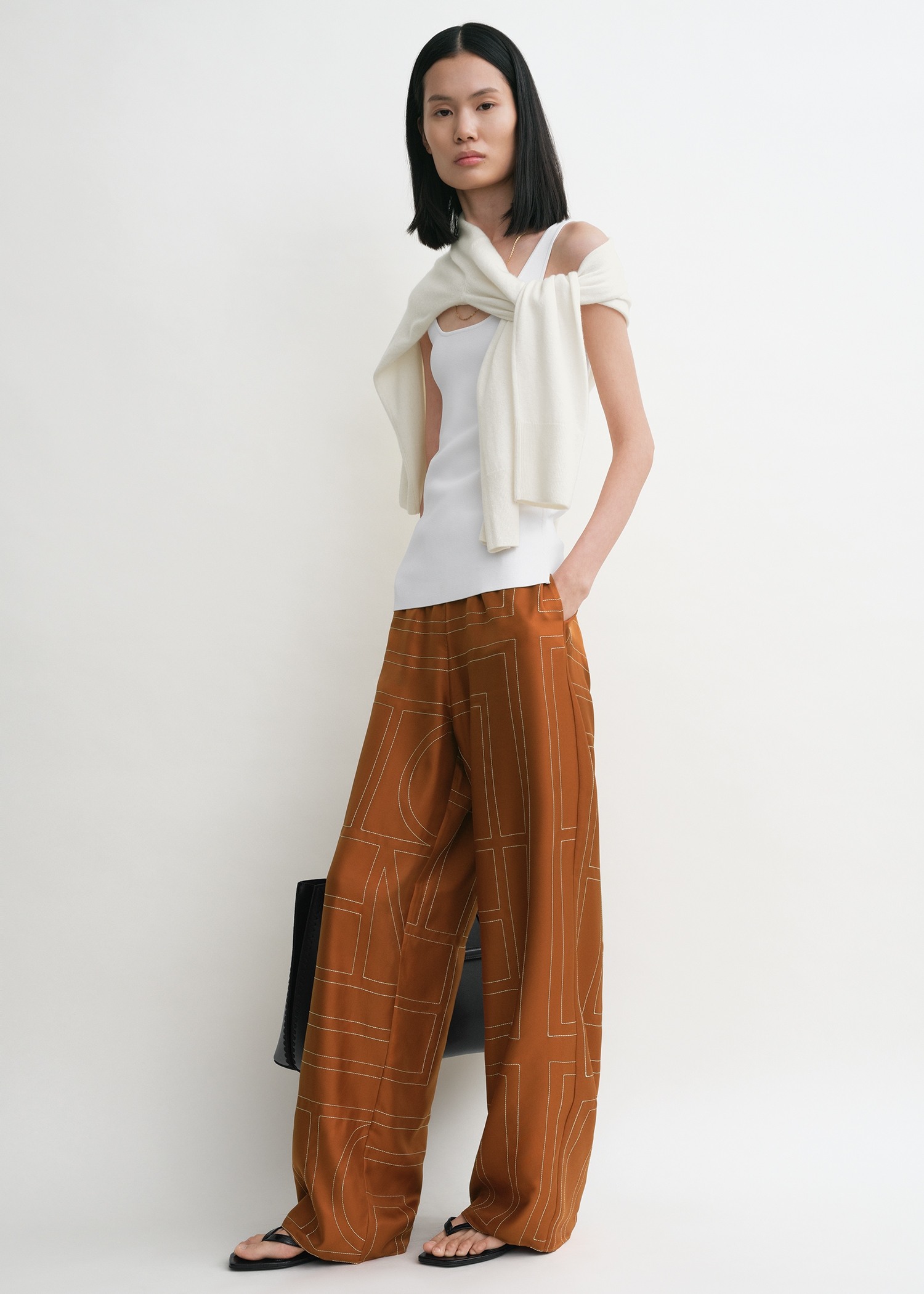 TOTEME 모노그램 실크 PJ 바텀 테라코타의 테라코타컬러 1번쨰 이미지입니다.