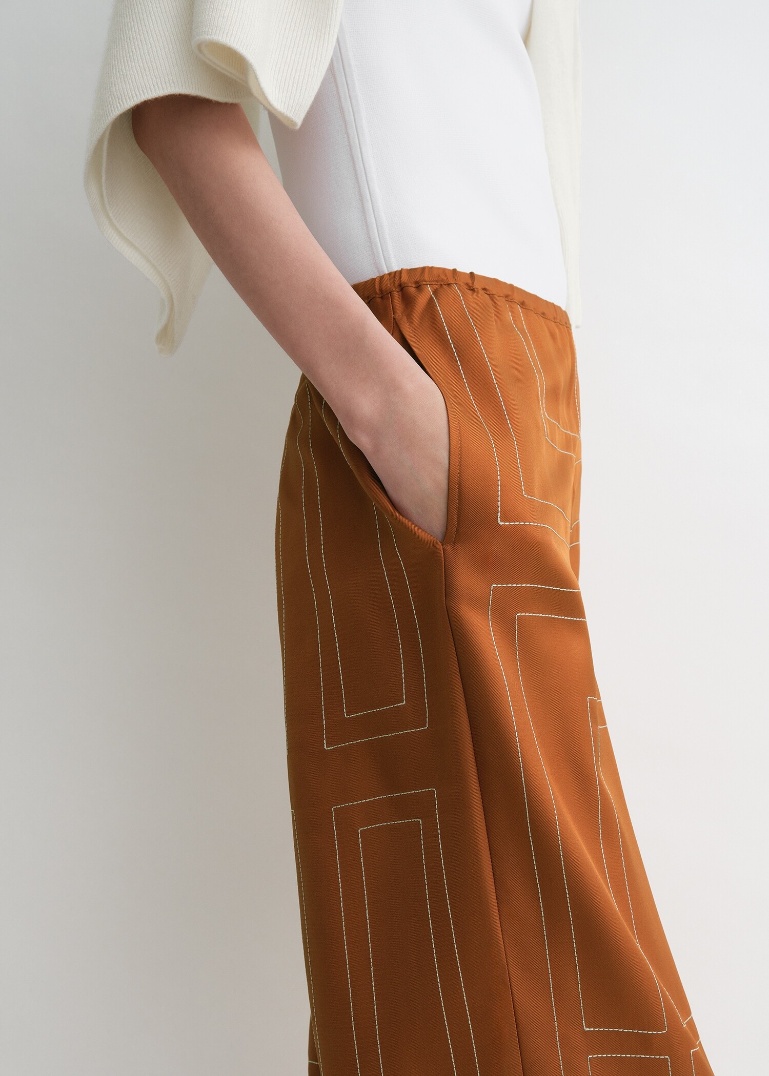 TOTEME 모노그램 실크 PJ 바텀 테라코타의 테라코타컬러 4번쨰 이미지입니다.