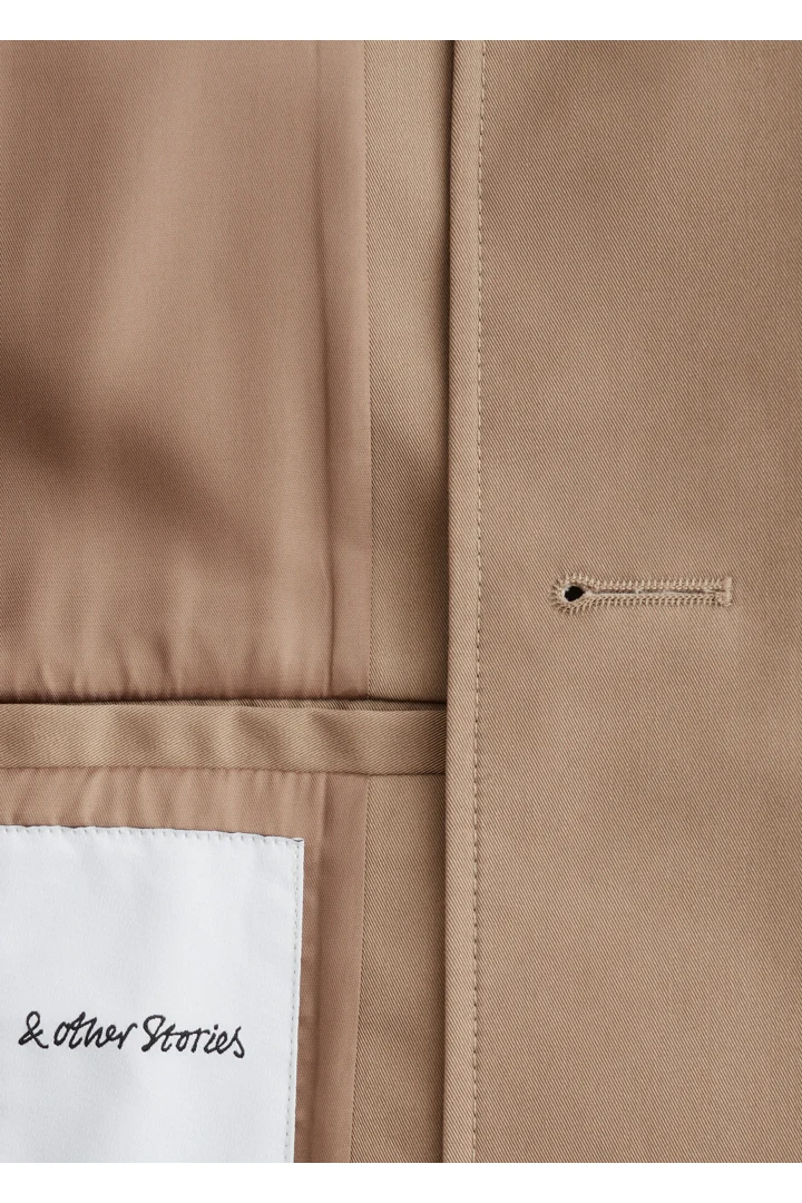 앤아더스토리즈 더블 브레스티드 트렌치 자켓의 베이지컬러 Detail입니다.