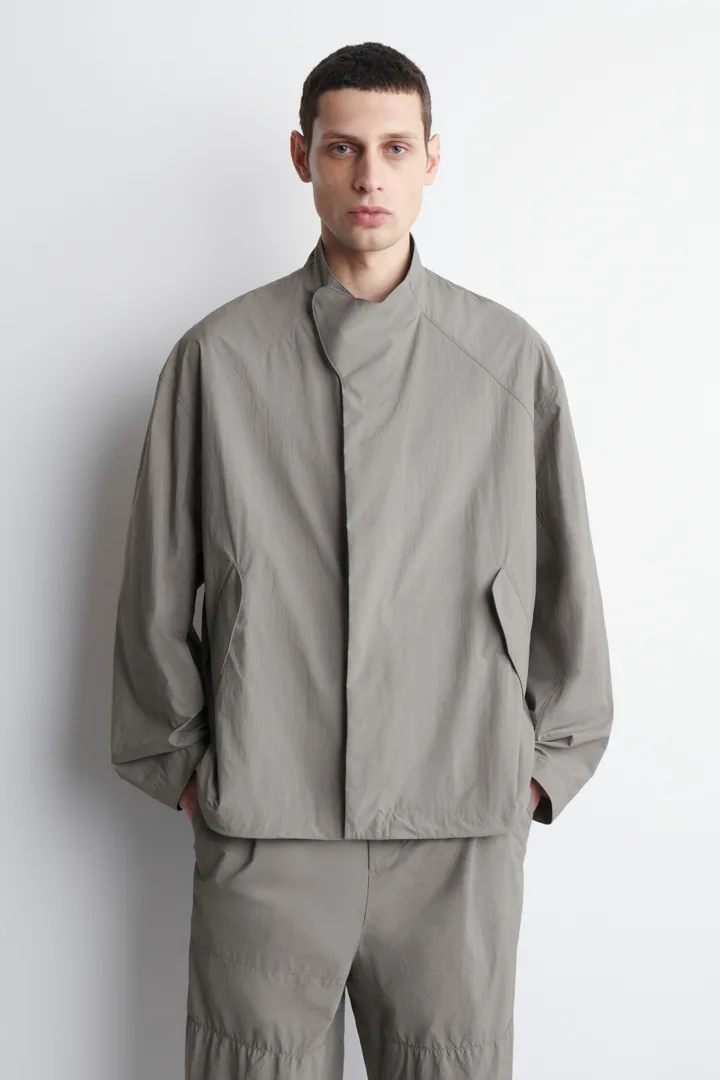 COS default image 0 of 퓨터 in 테크니컬 나일론 스포츠 재킷