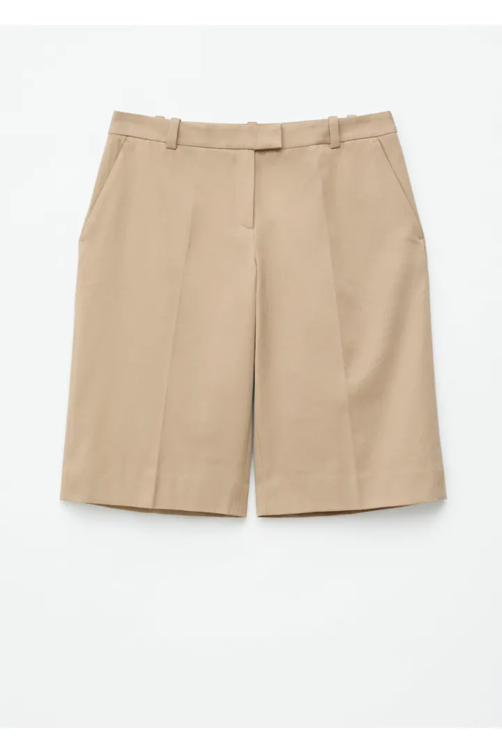 앤아더스토리즈 테일러드 니 렝스 쇼츠 의 베이지컬러 Product입니다.