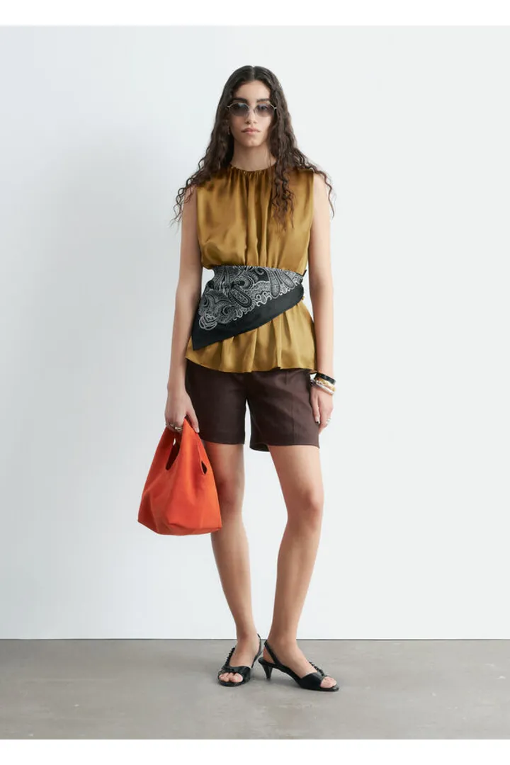 앤아더스토리즈 슬리브리스 실크 프릴 탑 의 브라운컬러 ECOMLook입니다.