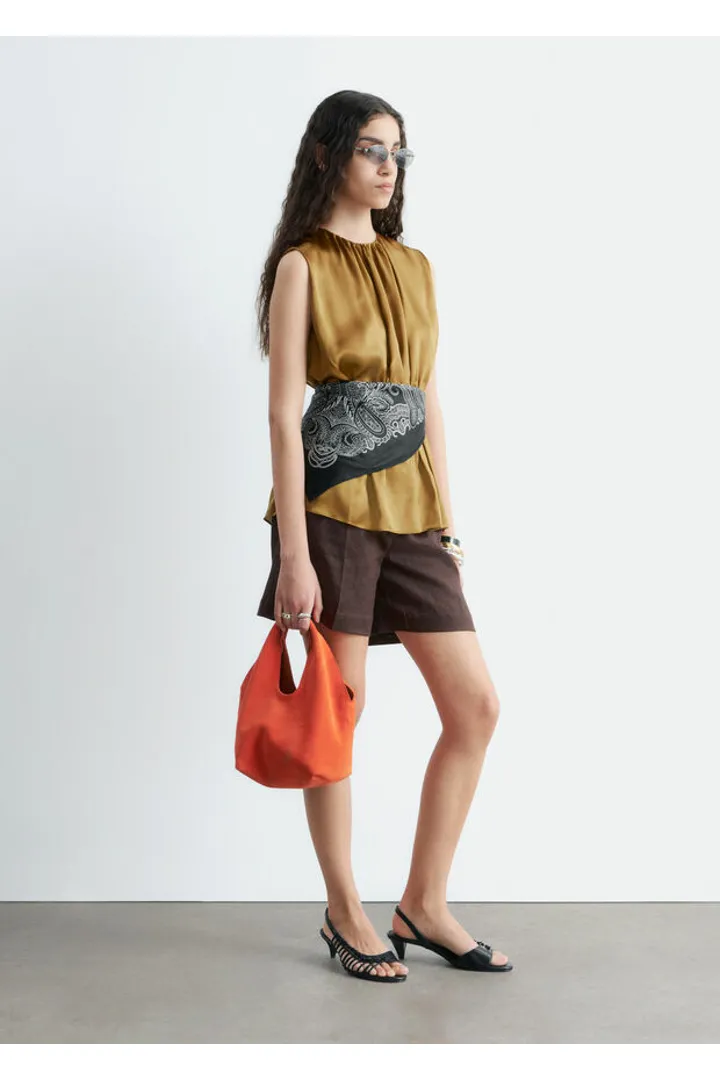 앤아더스토리즈 슬리브리스 실크 프릴 탑 의 브라운컬러 ECOMLook입니다.