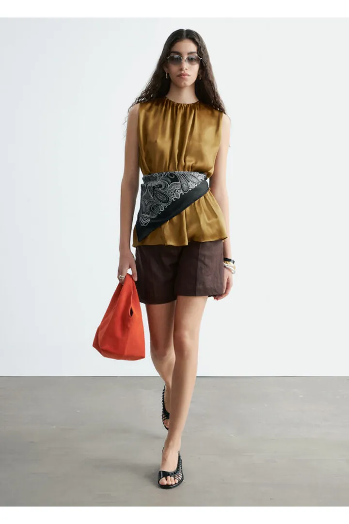 앤아더스토리즈 슬리브리스 실크 프릴 탑 의 브라운컬러 ECOMLook입니다.