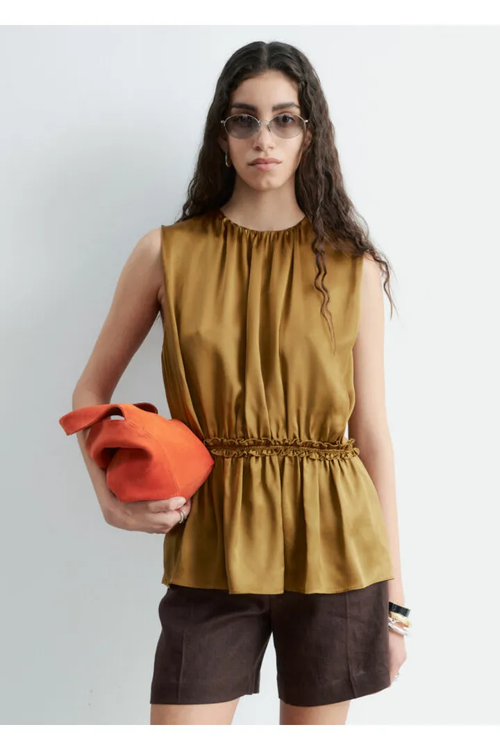 앤아더스토리즈 슬리브리스 실크 프릴 탑 의 브라운컬러 ECOMLook입니다.