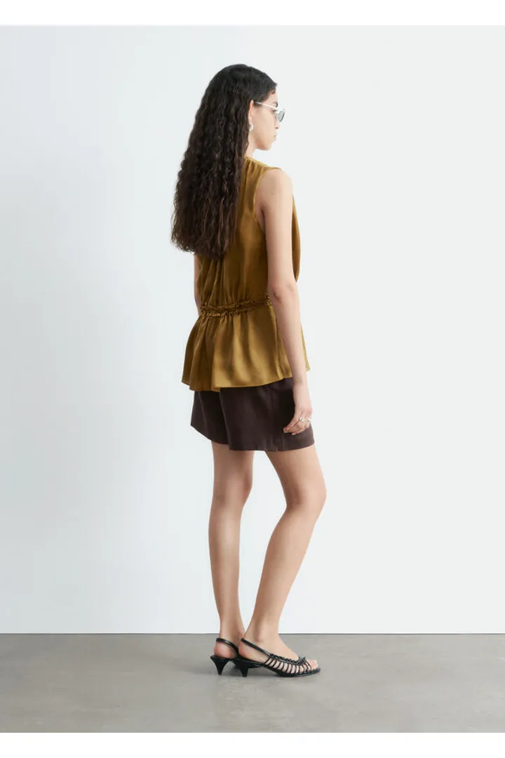 앤아더스토리즈 슬리브리스 실크 프릴 탑 의 브라운컬러 ECOMLook입니다.