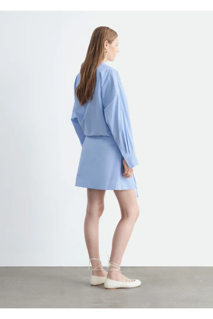 앤아더스토리즈 타이 디테일 미니 셔츠 드레스의 블루컬러 ECOMLook입니다.