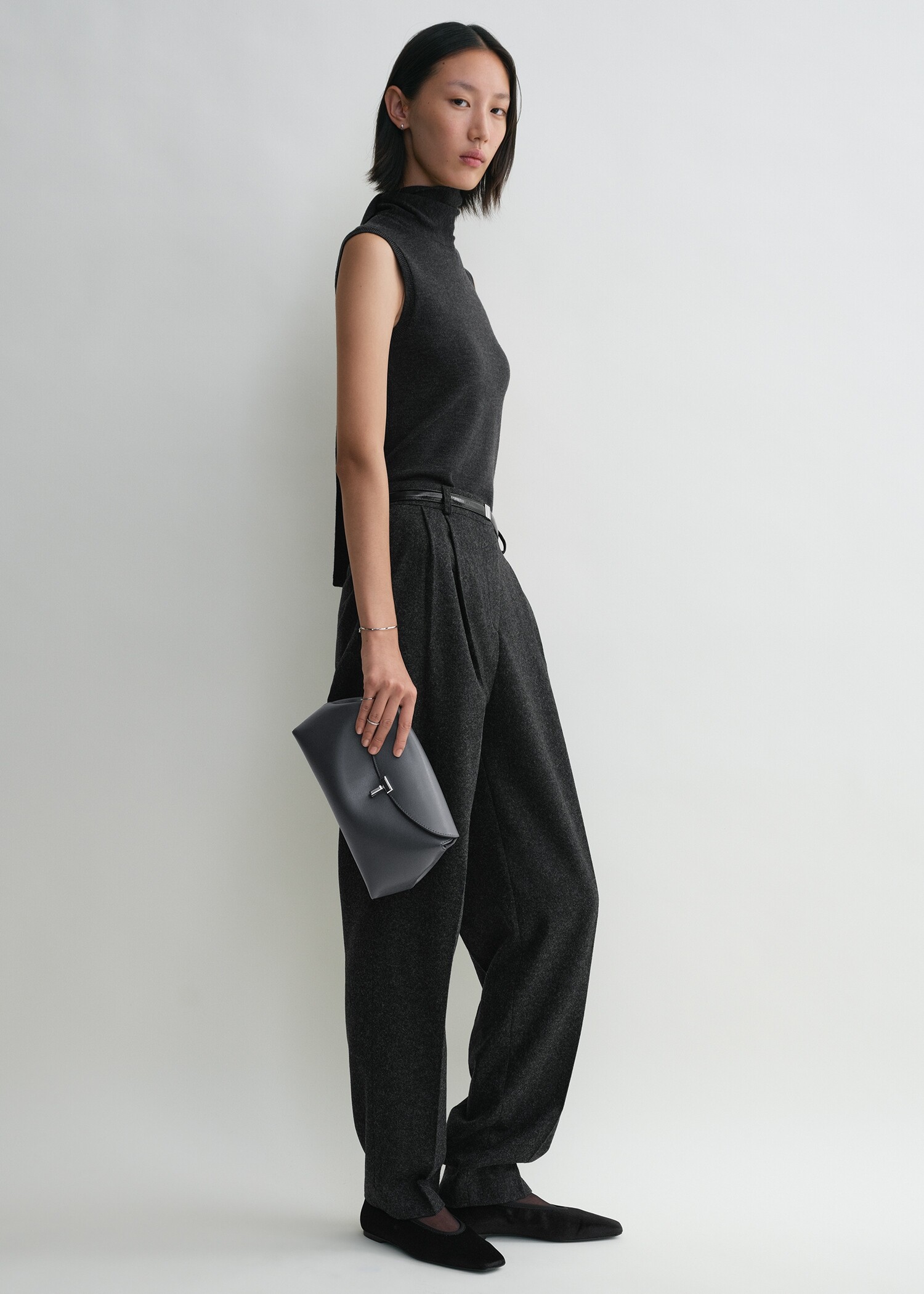 TOTEME 티-락 레더 클러치 샤크의 샤크컬러 1번쨰 이미지입니다.