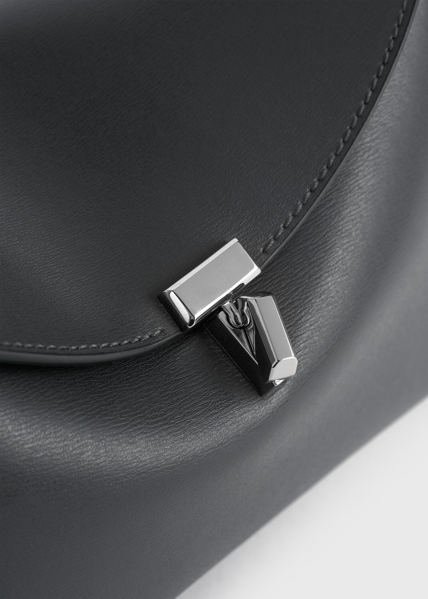 TOTEME 티-락 레더 클러치 샤크의 샤크컬러 3번쨰 이미지입니다.