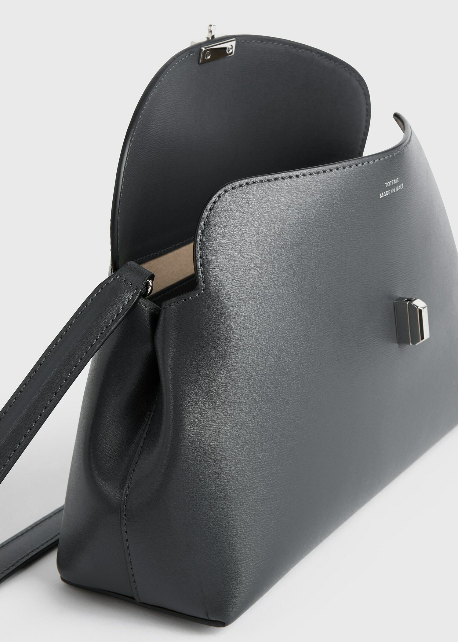 TOTEME 티-락 레더 클러치 샤크의 샤크컬러 4번쨰 이미지입니다.