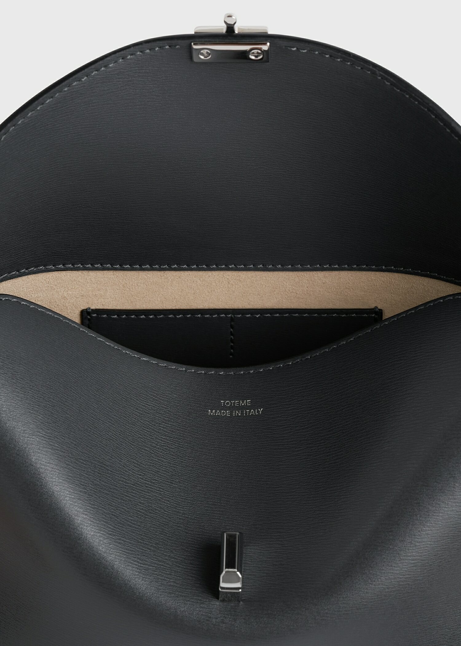 TOTEME 티-락 레더 클러치 샤크의 샤크컬러 5번쨰 이미지입니다.