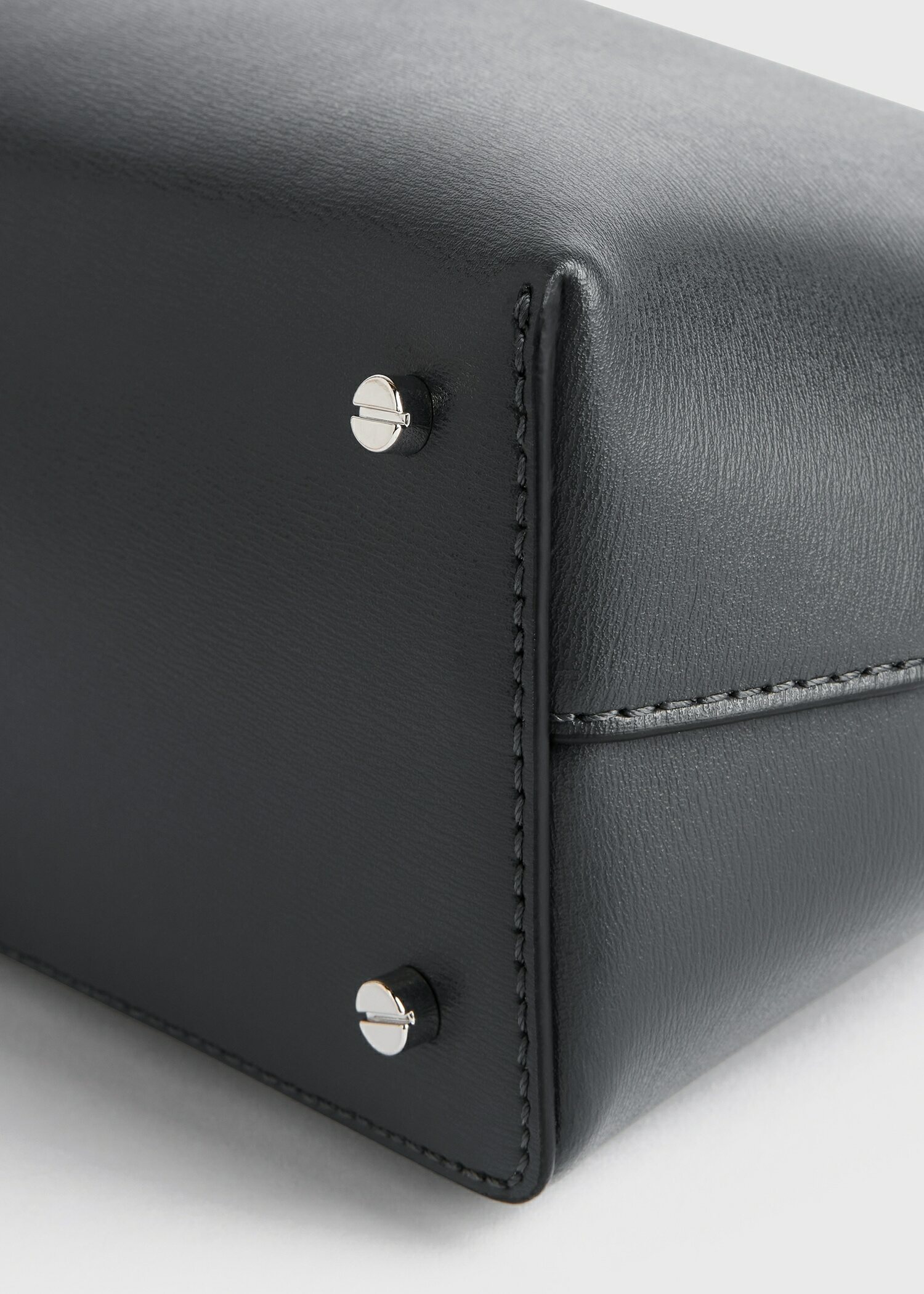 TOTEME 티-락 레더 클러치 샤크의 샤크컬러 6번쨰 이미지입니다.