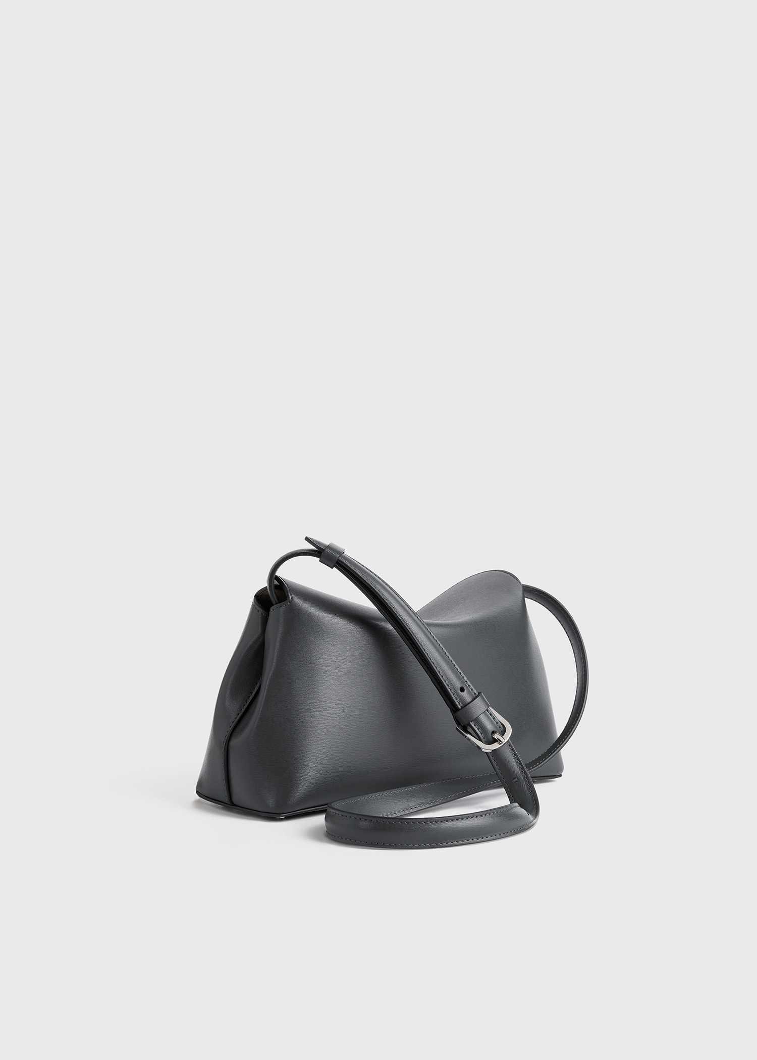 TOTEME 티-락 레더 클러치 샤크의 샤크컬러 7번쨰 이미지입니다.