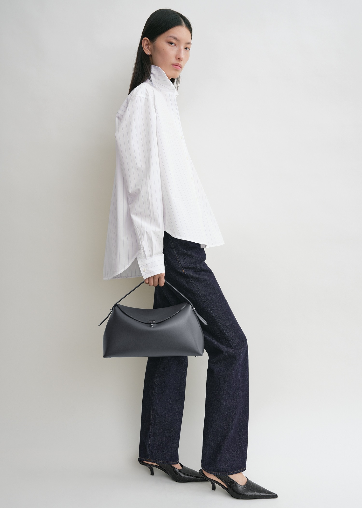 TOTEME 티-락 레더 탑 핸들 샤크의 샤크컬러 1번쨰 이미지입니다.