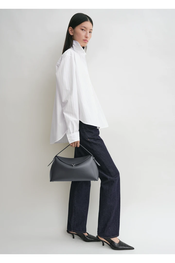 TOTEME 티-락 레더 탑 핸들 샤크의 샤크컬러 1번쨰 이미지입니다.