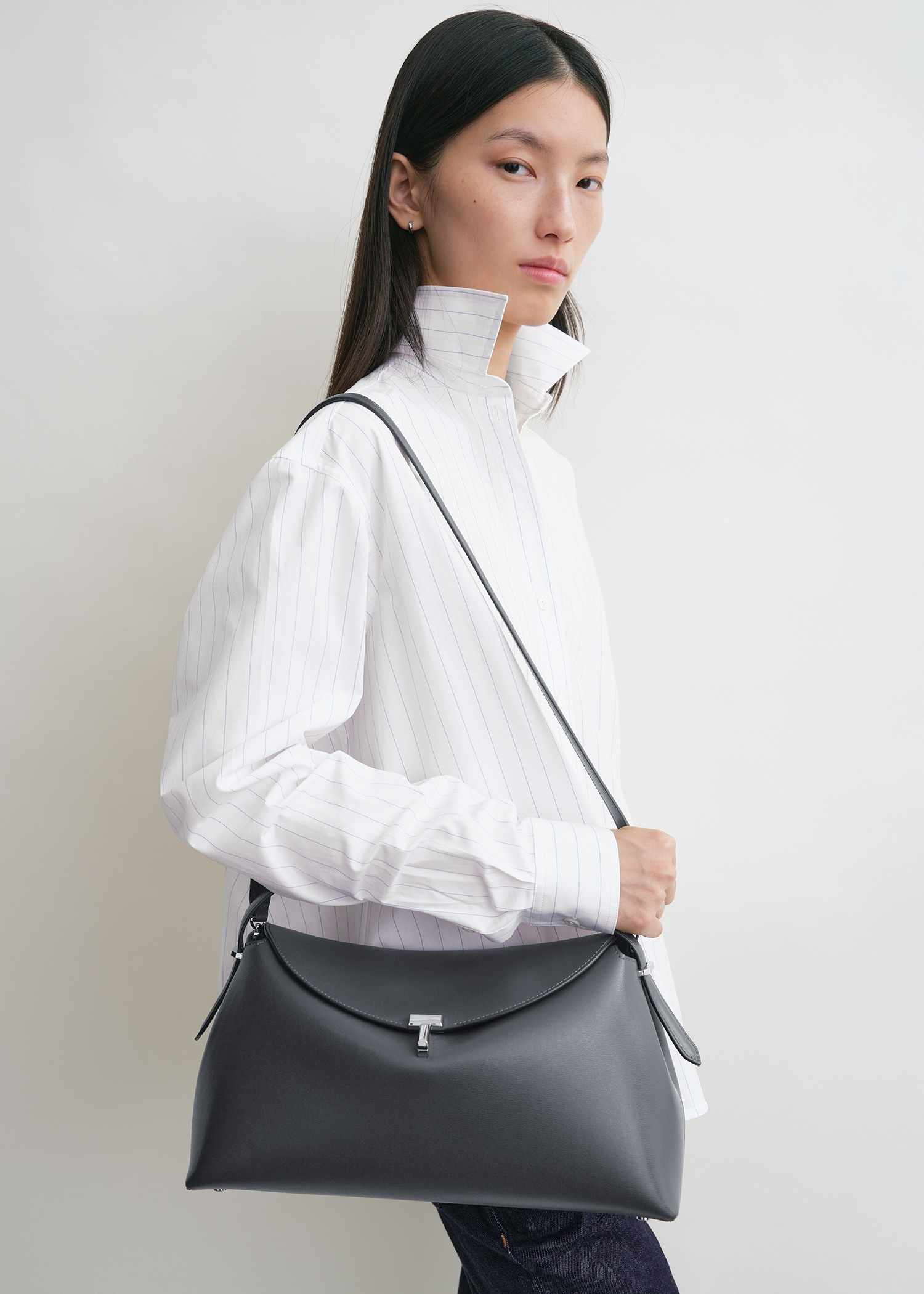 TOTEME 티-락 레더 탑 핸들 샤크의 샤크컬러 2번쨰 이미지입니다.